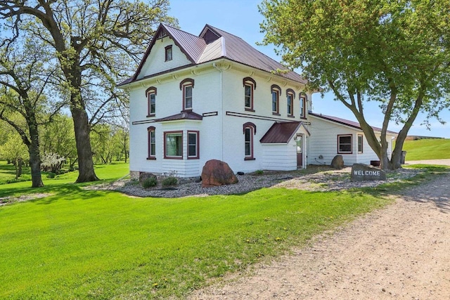 view of front of home with a front lawn