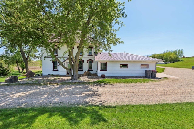 view of front of property featuring a front yard