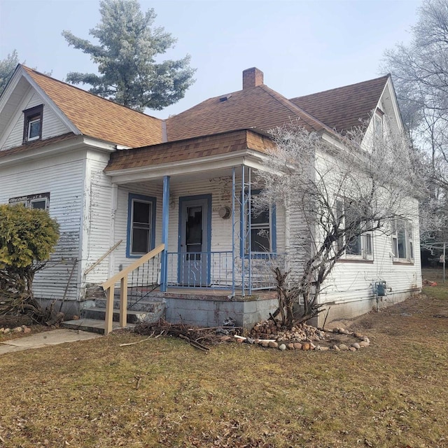 view of front of home featuring a porch and a front yard