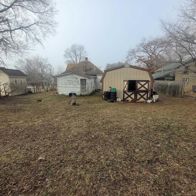 view of yard with a storage shed