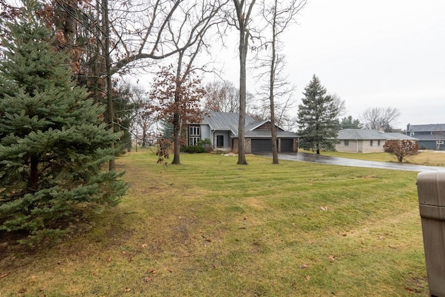 view of front of property featuring a front lawn and a garage