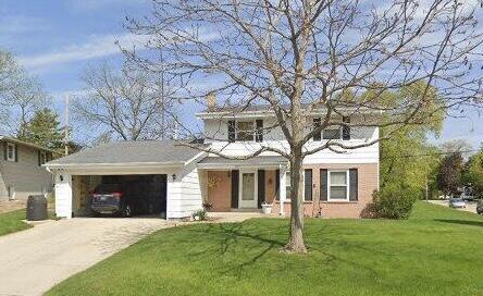 view of front of house featuring a front lawn and a garage