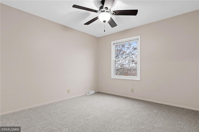 unfurnished room with carpet flooring and ceiling fan