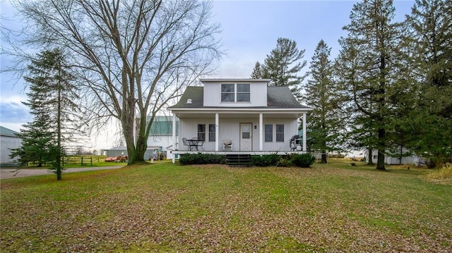 view of front facade featuring a porch and a front lawn