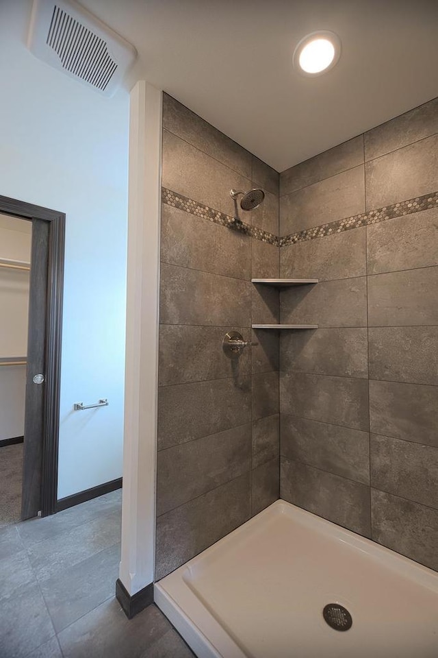 bathroom featuring tiled shower