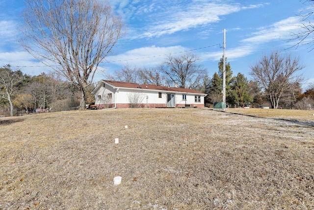 view of front of house featuring a front lawn