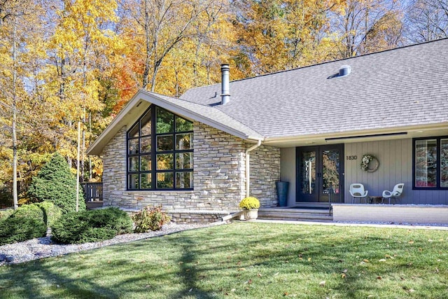 view of front facade featuring a front yard