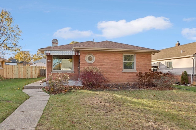 bungalow-style house featuring a front lawn