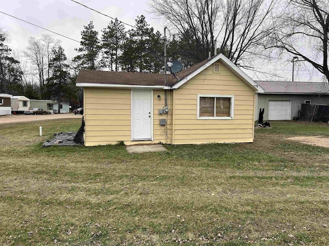 view of front of house featuring a front lawn