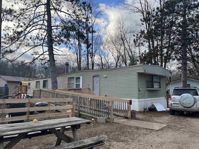 manufactured / mobile home featuring a wooden deck