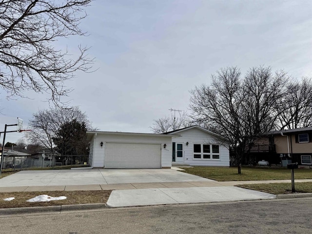 view of front of house featuring a front lawn and a garage