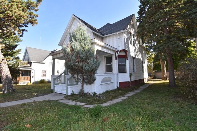 view of front of home with a front yard