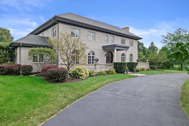 view of front facade featuring a front lawn