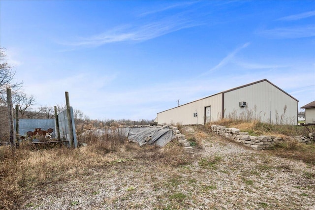 view of yard with an outbuilding