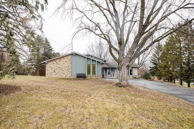 view of front facade with a front yard