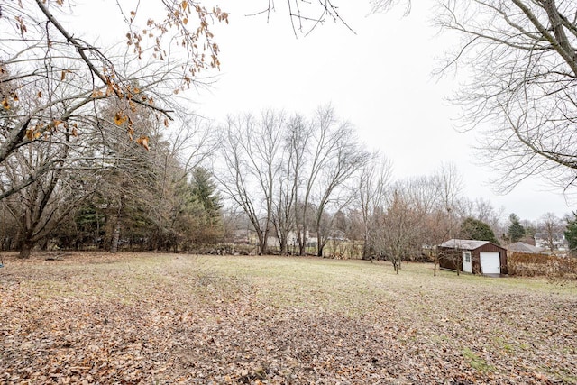 view of yard with an outbuilding and a garage