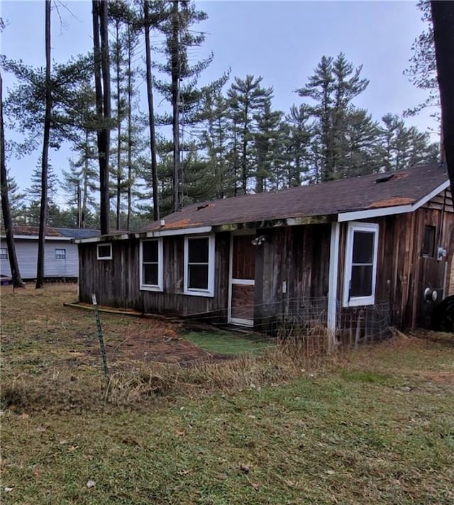 view of front of property with a front yard