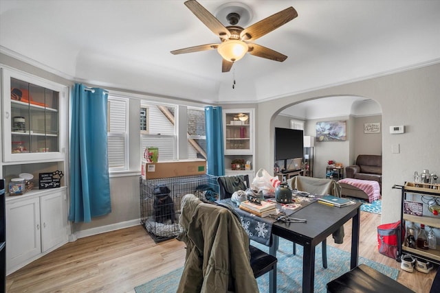 dining area featuring light wood-type flooring, ceiling fan, and ornamental molding