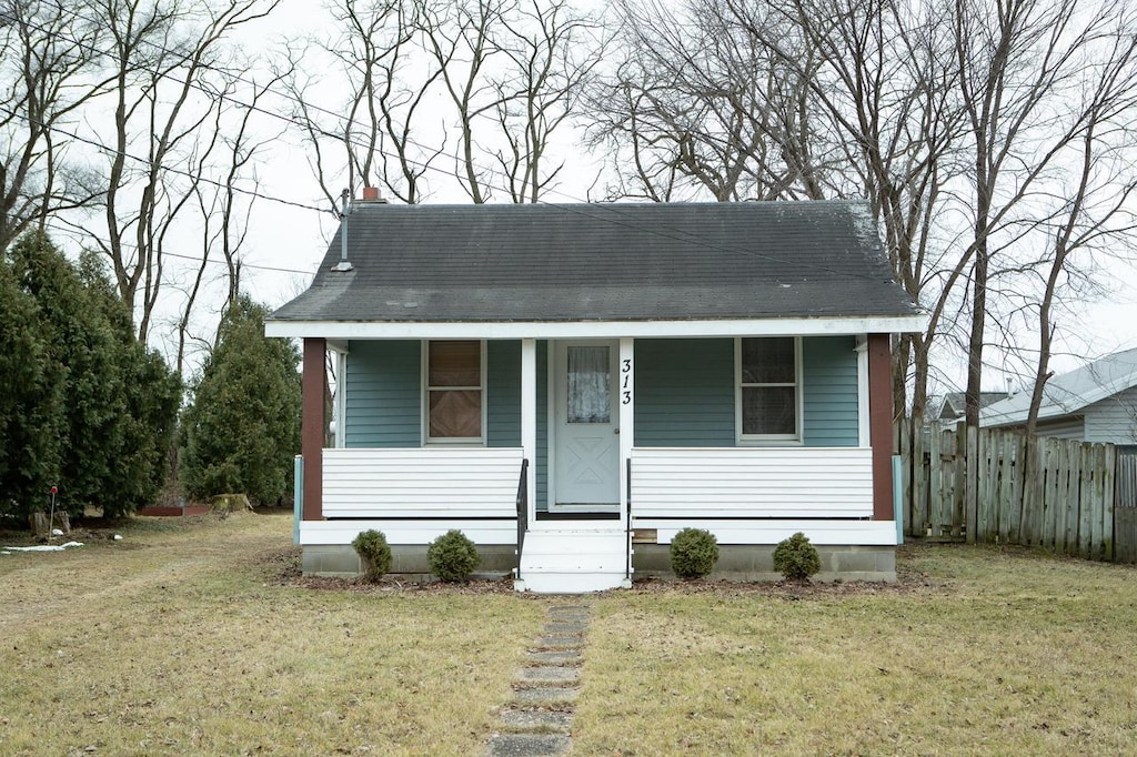 bungalow-style home featuring a front lawn