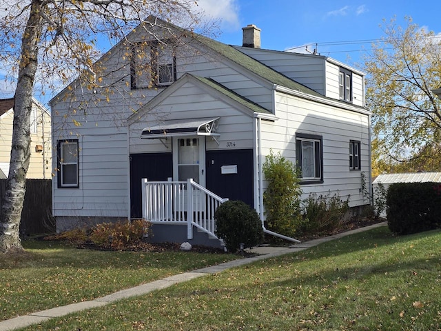 view of front of property with a front yard