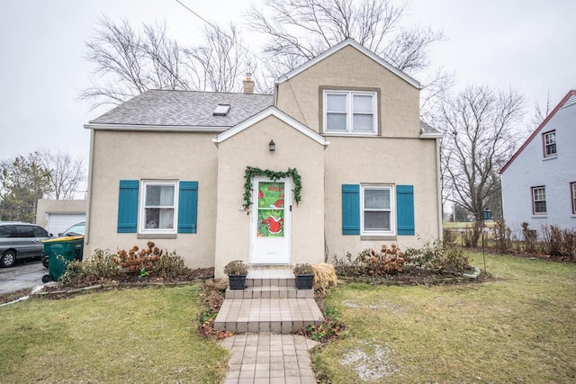 view of front facade featuring a front yard