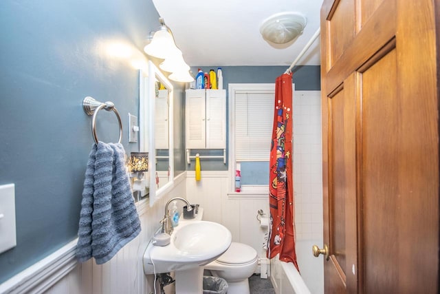 239 W Paradise Dr, West Bend, WI 53095 - full bathroom featuring toilet, sink, and shower / tub combo with curtain