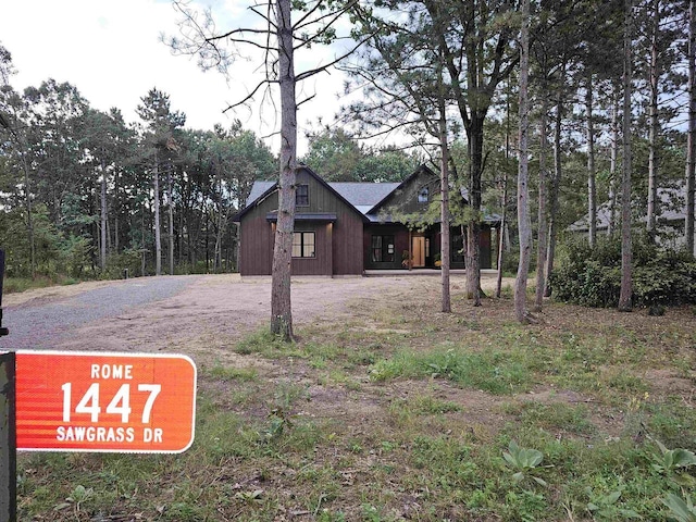 view of yard with driveway