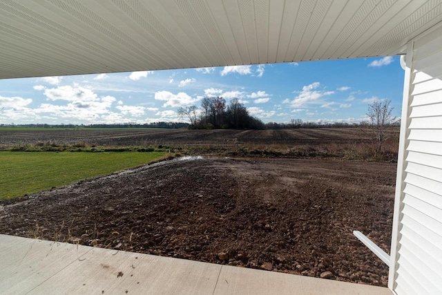 view of yard featuring a rural view