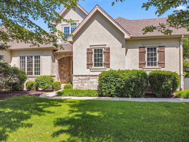 view of front of home with a front lawn