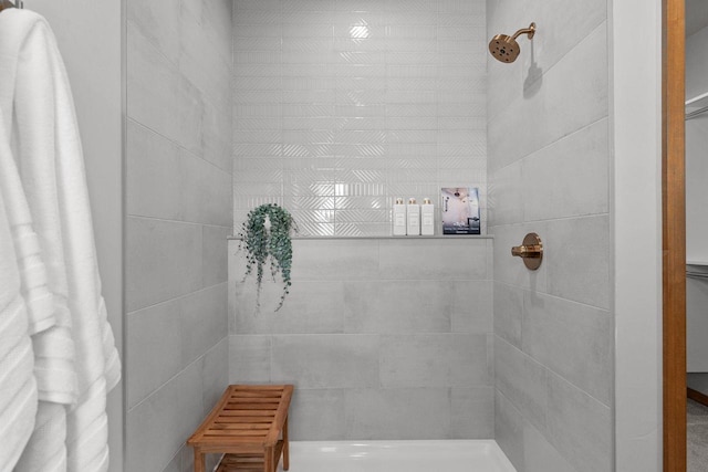 full bathroom featuring tiled shower