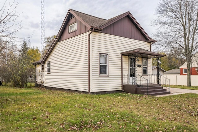 view of front of home featuring a front lawn