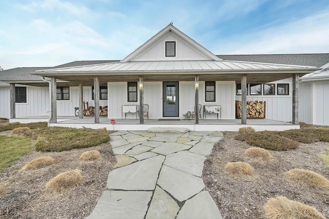 farmhouse-style home featuring covered porch