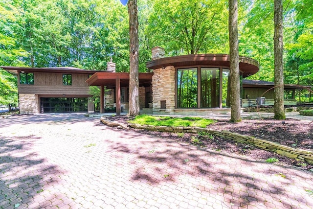 view of front facade featuring a garage