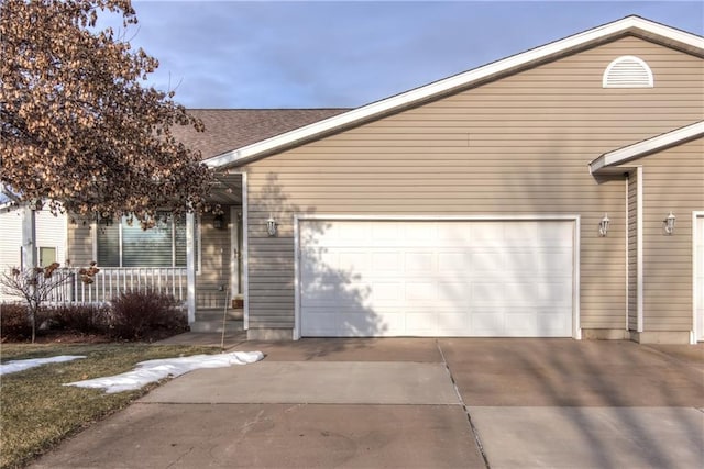 view of front facade featuring a garage