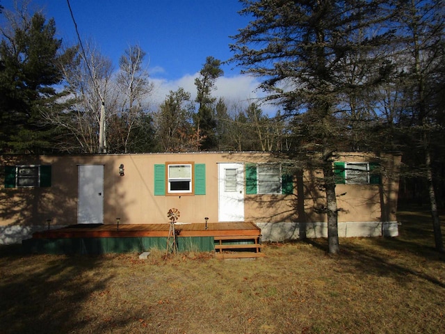 view of front of property featuring a front yard