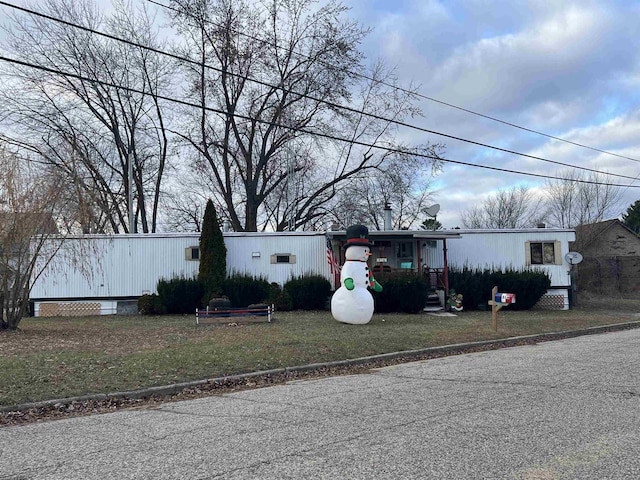 manufactured / mobile home with a front yard