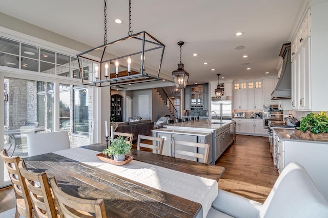 dining room with an inviting chandelier, dark wood-type flooring, and sink