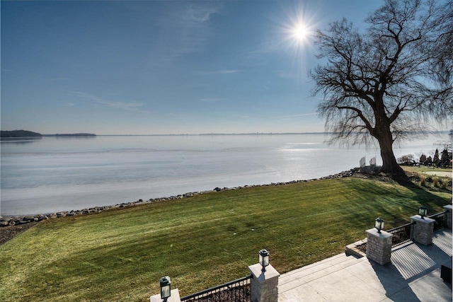 view of yard featuring a water view