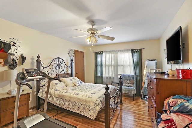 bedroom featuring light hardwood / wood-style floors and ceiling fan