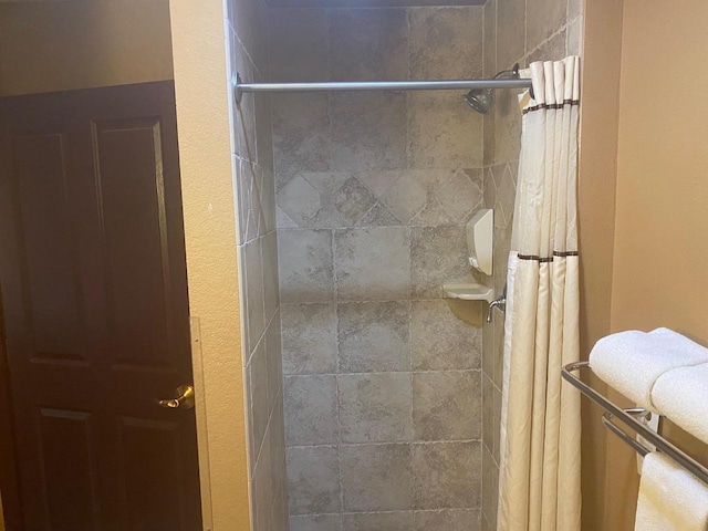 bathroom featuring curtained shower