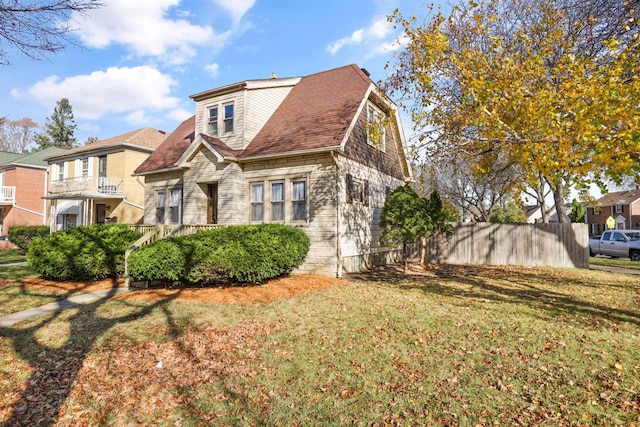 view of front facade featuring a front lawn