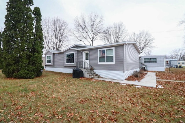 view of front of property featuring a front lawn