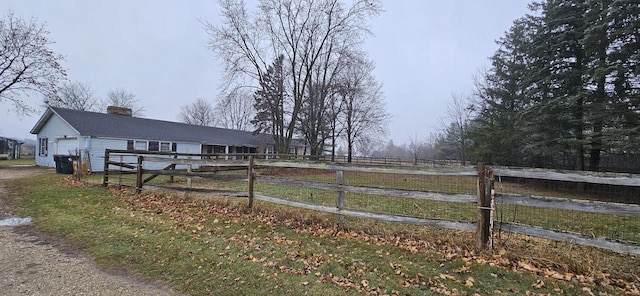 view of yard with an outbuilding