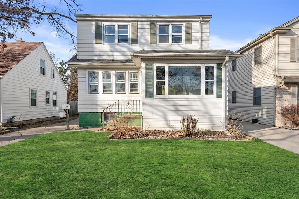 view of front of property with a front lawn