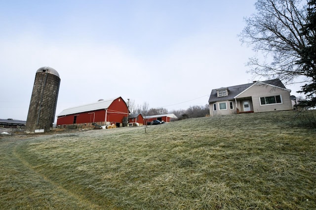 view of yard with an outbuilding