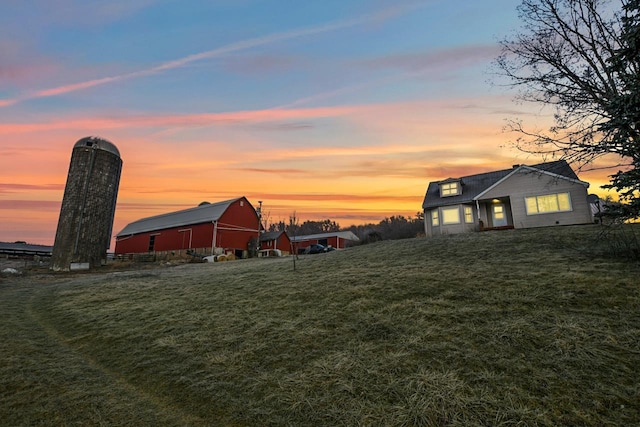 view of yard at dusk