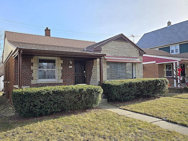 view of front of home with a front lawn