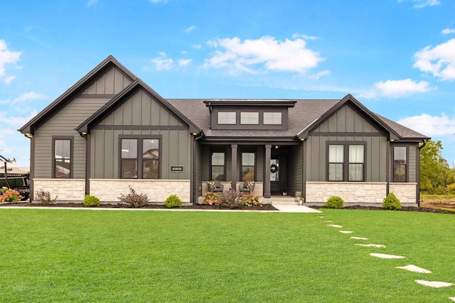 view of front of property with a front yard