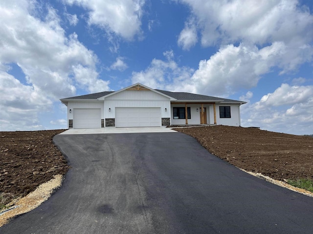 view of front facade featuring a garage