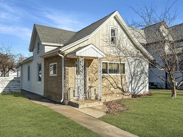 view of front of house featuring a front yard